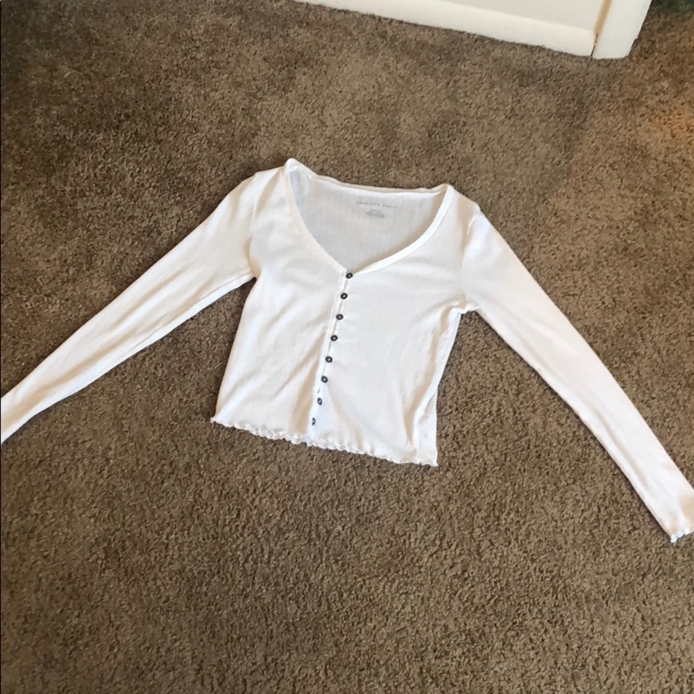 White long-sleeved AEO crop top